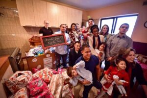 VIZITA PUSCASILOR MARINI AI AMBASADEI SUA IN ROMANIA LA CENTRUL MATERNAL CASA AGAR