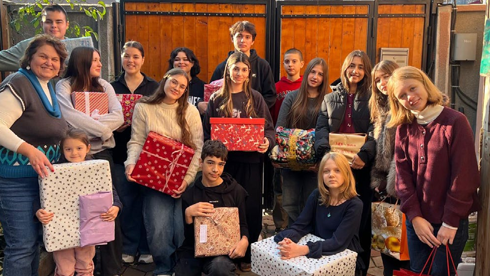 Familie care primește un pachet Dar din dar